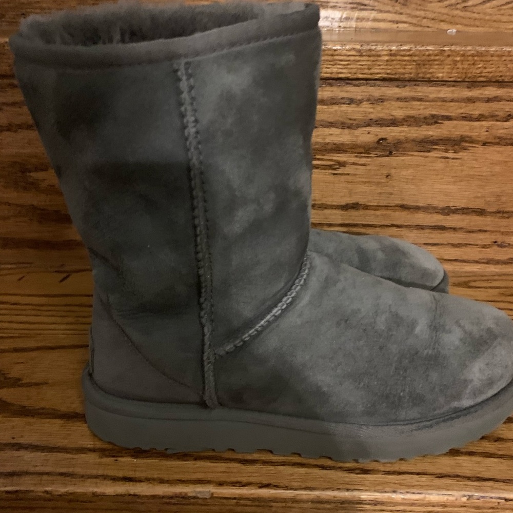 Size 7 Authentic Ugg boots. Great condition. Free Shipping!